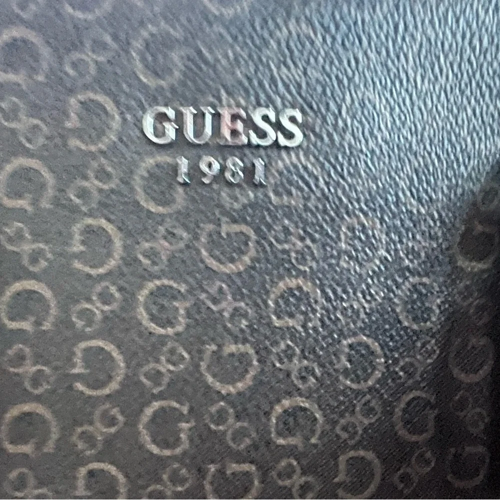 ⭐️ Firm Price ⭐️ Like new, in EUC Guess Purse - Picture 2 of 5